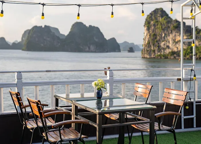 Renea Boutique Cruise Botel Hạ Long